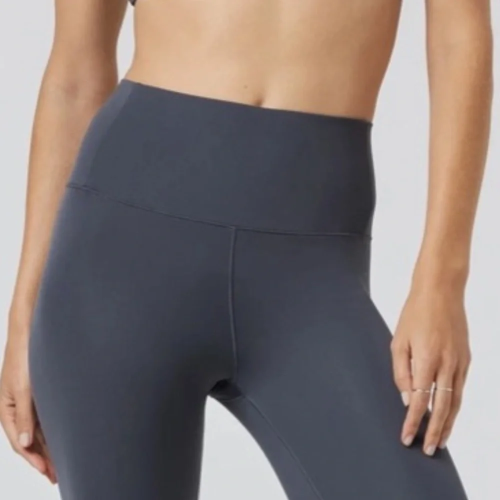 Vuori Women's Charcoal Leggings - Picture 3 of 6